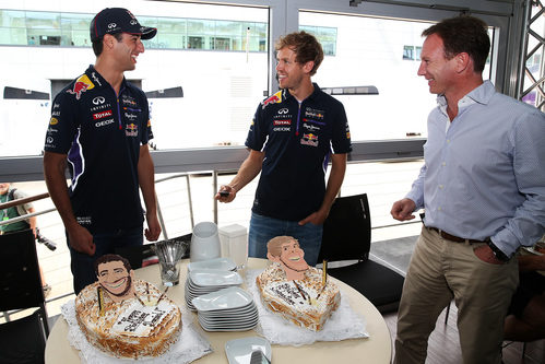 Vettel, Ricciardo y Christian Horner disfrutan de la tarta