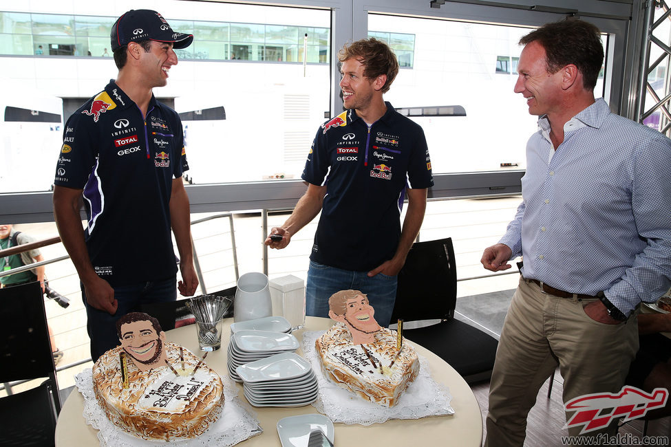 Vettel, Ricciardo y Christian Horner disfrutan de la tarta