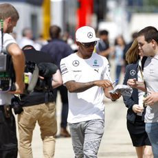 Lewis Hamilton pasea por el paddock en Silverstone