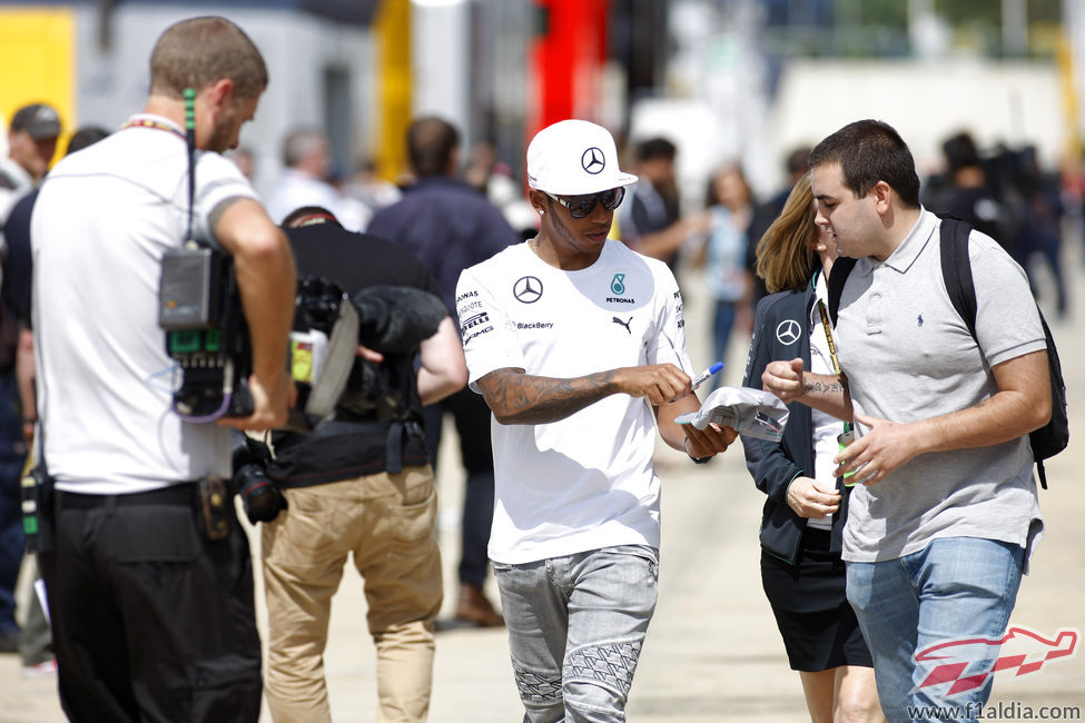 Lewis Hamilton pasea por el paddock en Silverstone