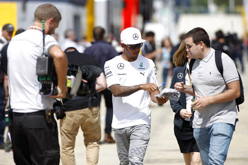 Lewis Hamilton pasea por el paddock en Silverstone