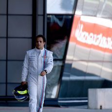 Felipe Massa regresa a boxes tras su accidente