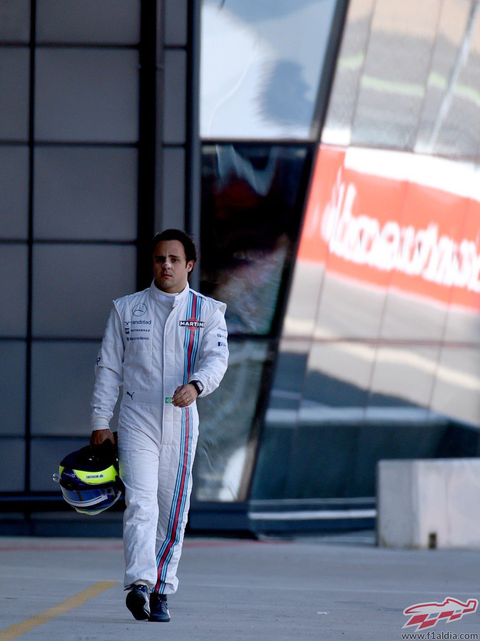 Felipe Massa regresa a boxes tras su accidente
