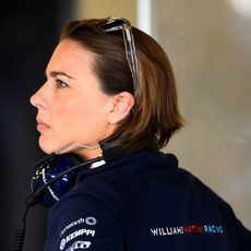 Claire Williams, con gesto serio