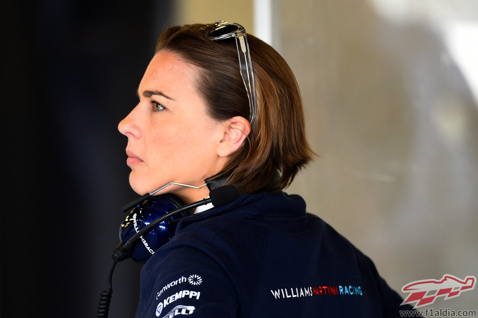 Claire Williams, con gesto serio