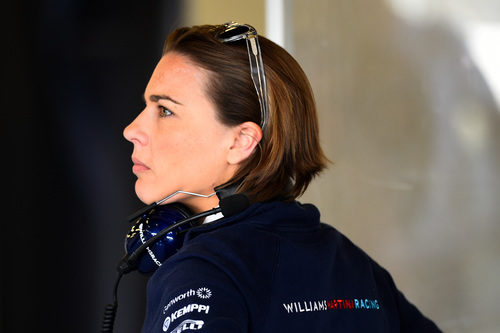 Claire Williams, con gesto serio