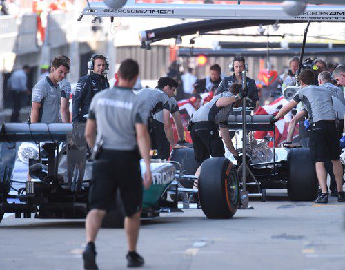 Rosberg y Hamilton vuelven a boxes