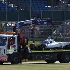 La grúa transporta el coche dañado de Felipe Massa