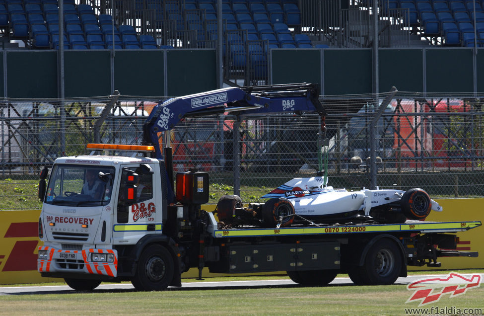 La grúa transporta el coche dañado de Felipe Massa