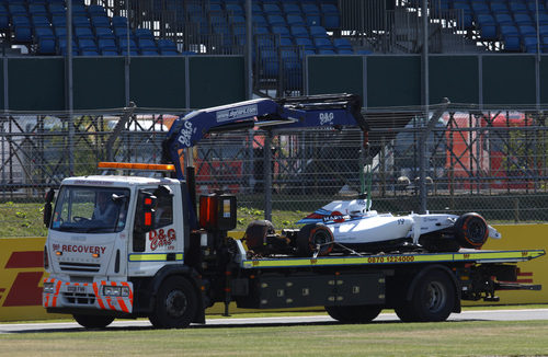 La grúa transporta el coche dañado de Felipe Massa
