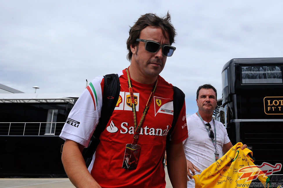Fernando Alonso llega al circuito