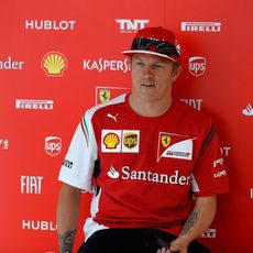 Kimi Räikkönen haciendo declaraciones para la prensa