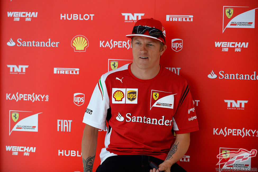 Kimi Räikkönen haciendo declaraciones para la prensa