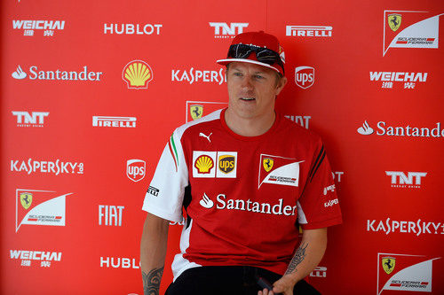 Kimi Räikkönen haciendo declaraciones para la prensa