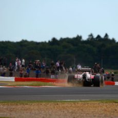 Kimi Raikkonen pisando la hierba de Silverstone