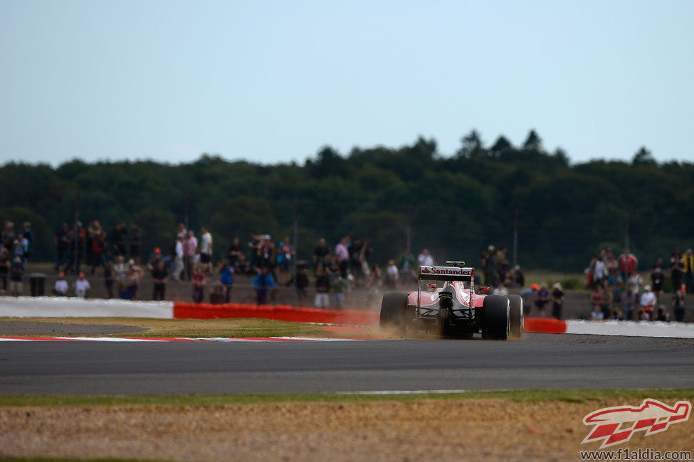 Kimi Raikkonen pisando la hierba de Silverstone