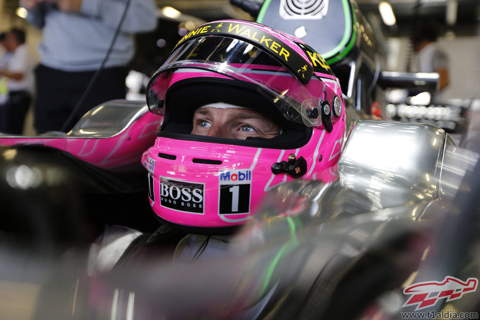 Jenson Button con el casco en conmemoración a su padre