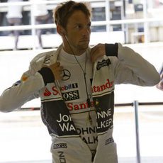 Jenson Button preparándose en el garaje