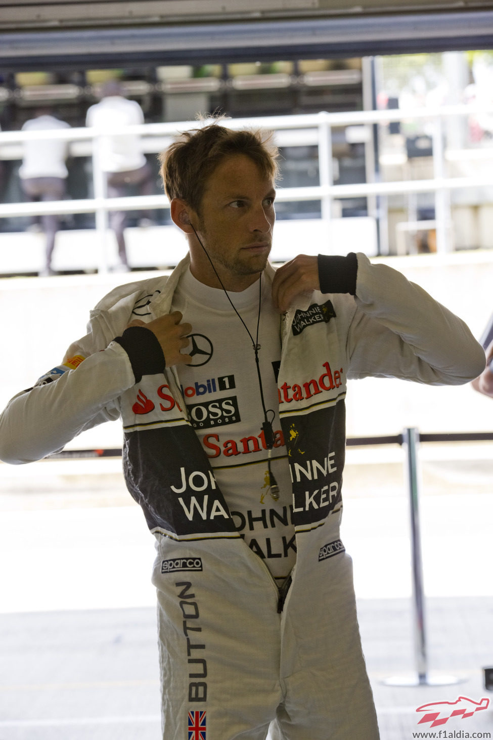 Jenson Button preparándose en el garaje