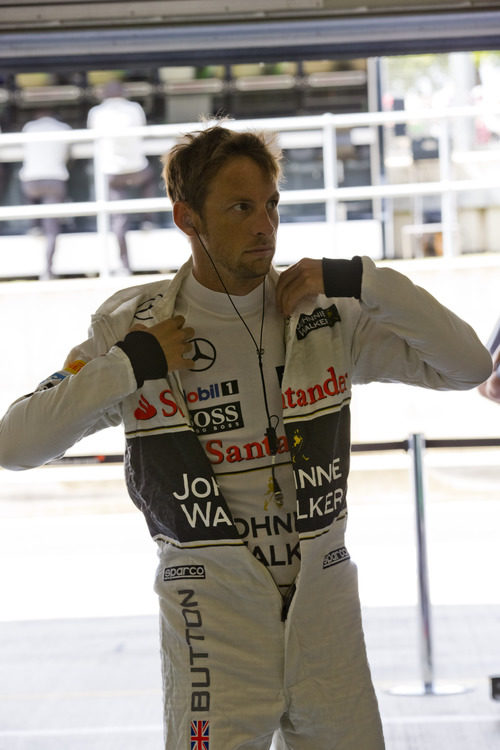 Jenson Button preparándose en el garaje