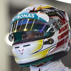 Detalle del casco de Lewis Hamilton para su Gran Premio de casa