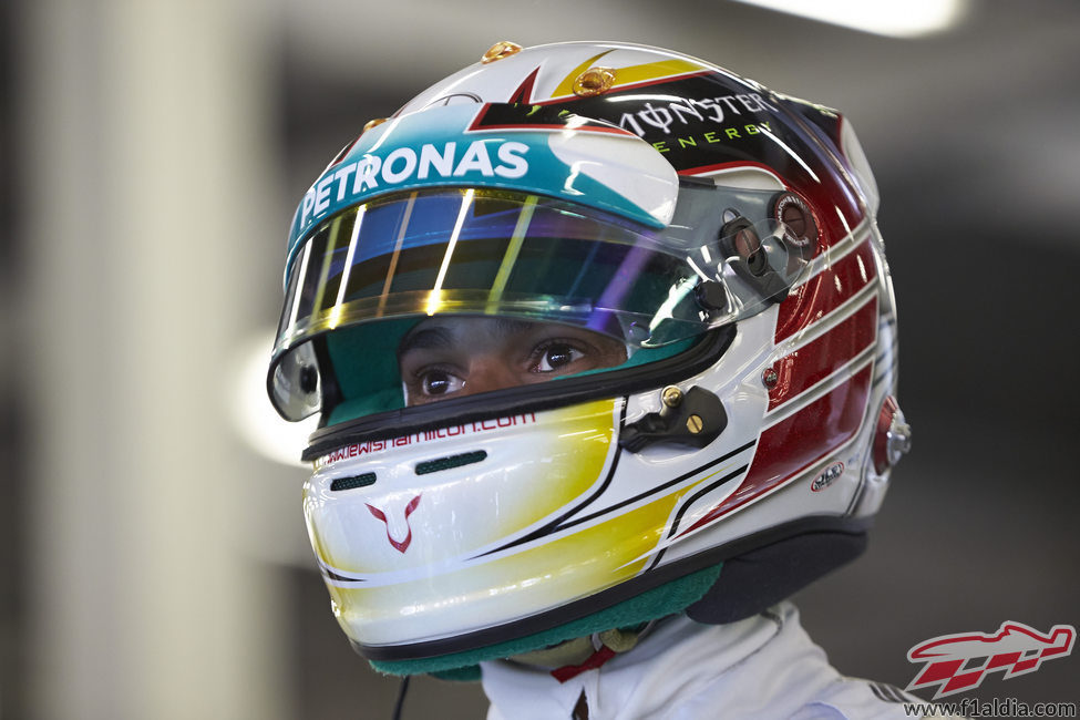 Detalle del casco de Lewis Hamilton para su Gran Premio de casa