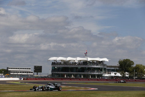 Nico Rosberg pilotando con confianza en Silverstone