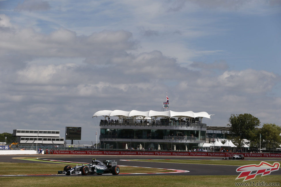 Nico Rosberg pilotando con confianza en Silverstone