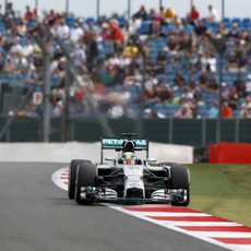 Lewis Hamilton ante la afición británica