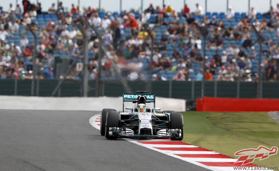 Lewis Hamilton ante la afición británica