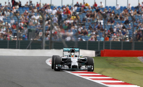 Lewis Hamilton ante la afición británica