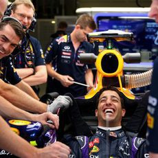 Daniel Ricciardo riendo feliz con sus mecánicos