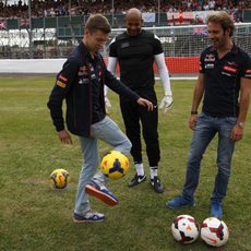 Daniil Kvyat y Jean-Eric Vergne jugando al fútbol para una entrevista