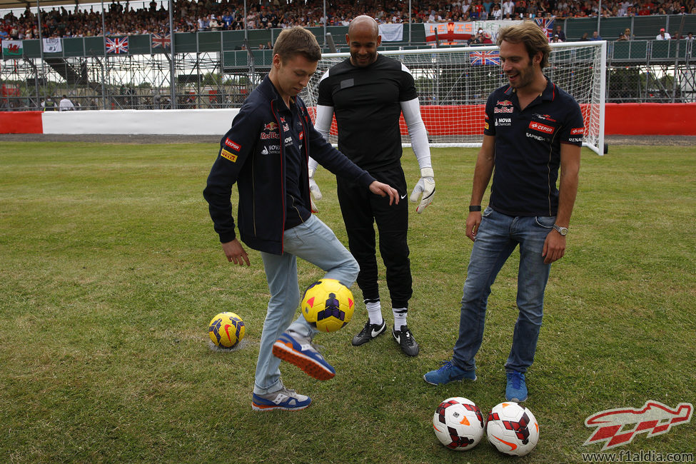 Daniil Kvyat y Jean-Eric Vergne jugando al fútbol para una entrevista