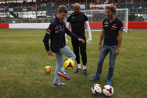 Daniil Kvyat y Jean-Eric Vergne jugando al fútbol para una entrevista