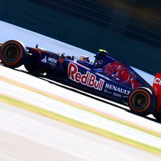 Daniil Kvyat rueda en una pista resbaladiza