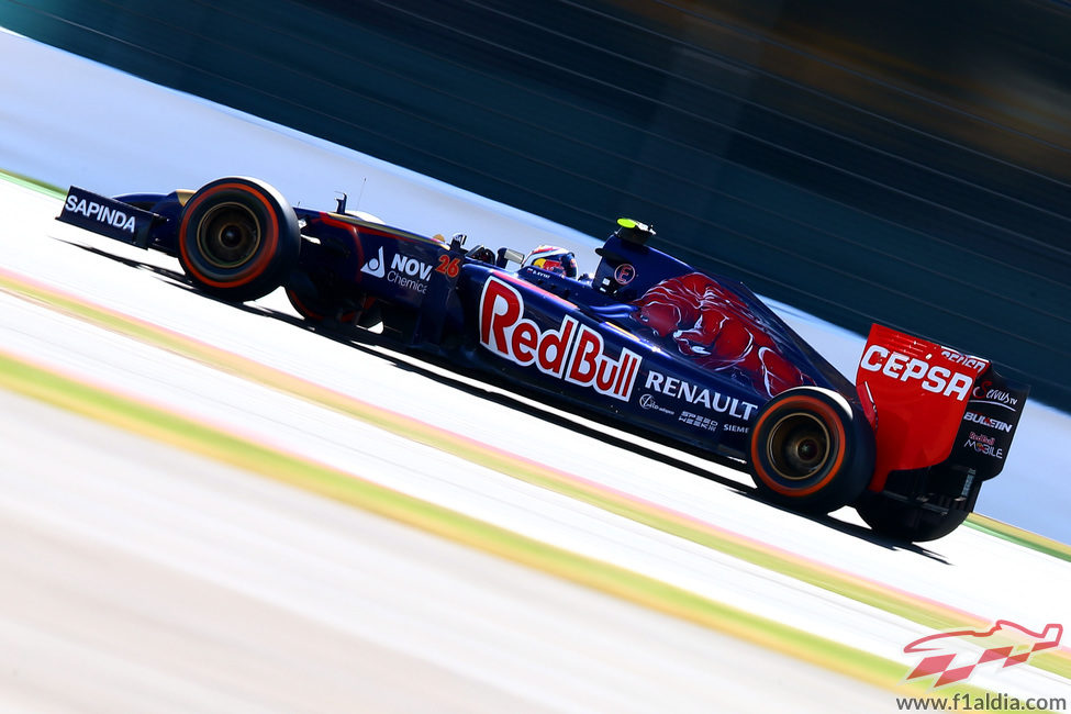 Daniil Kvyat rueda en una pista resbaladiza