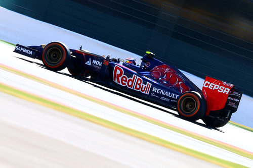 Daniil Kvyat rueda en una pista resbaladiza