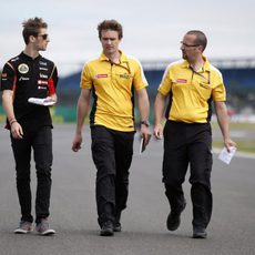 Romain Grosjean reconociendo la pista con sus ingenieros