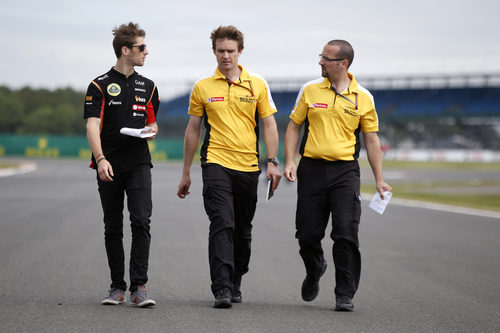 Romain Grosjean reconociendo la pista con sus ingenieros