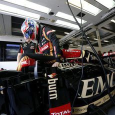 Romain Grosjean subiendo al coche para empezar la sesion