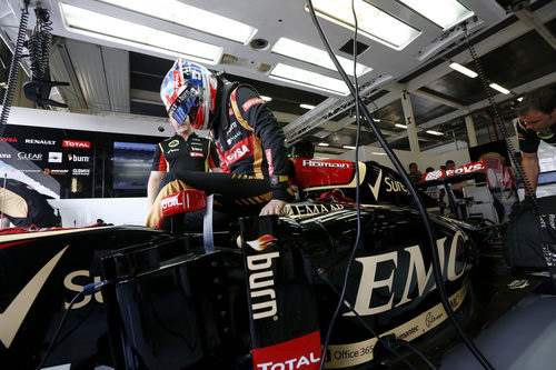 Romain Grosjean subiendo al coche para empezar la sesion