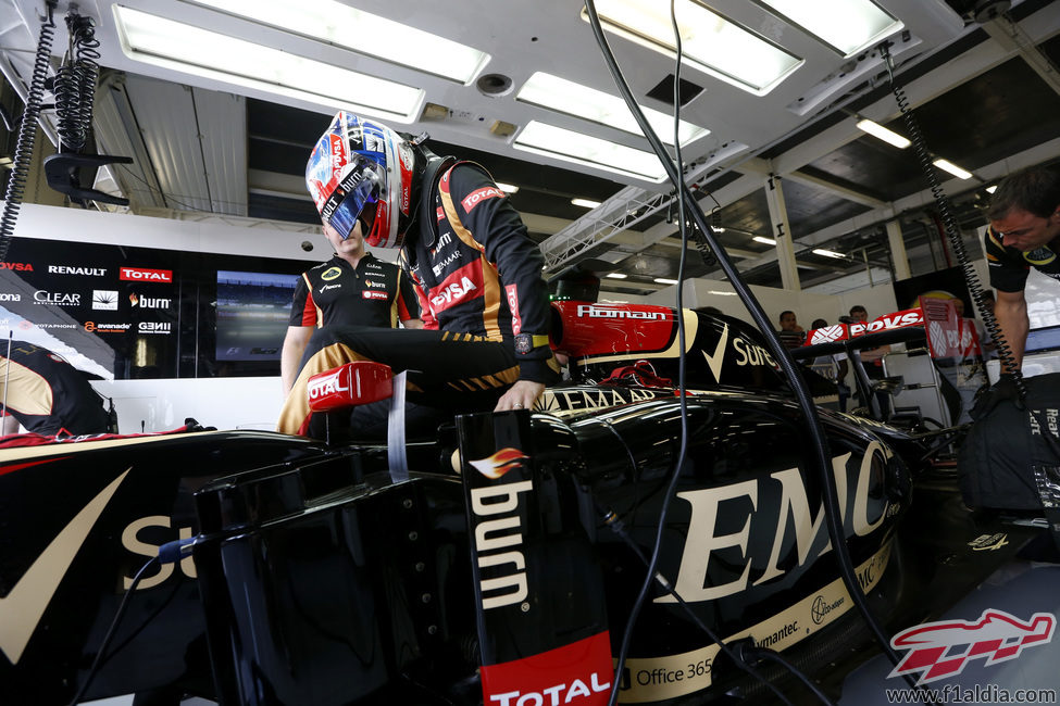 Romain Grosjean subiendo al coche para empezar la sesion