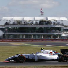 Susie Wolff pilotando en los primeros libres de Silverstone