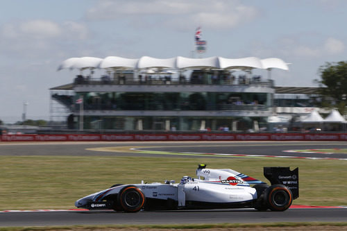 Susie Wolff pilotando en los primeros libres de Silverstone