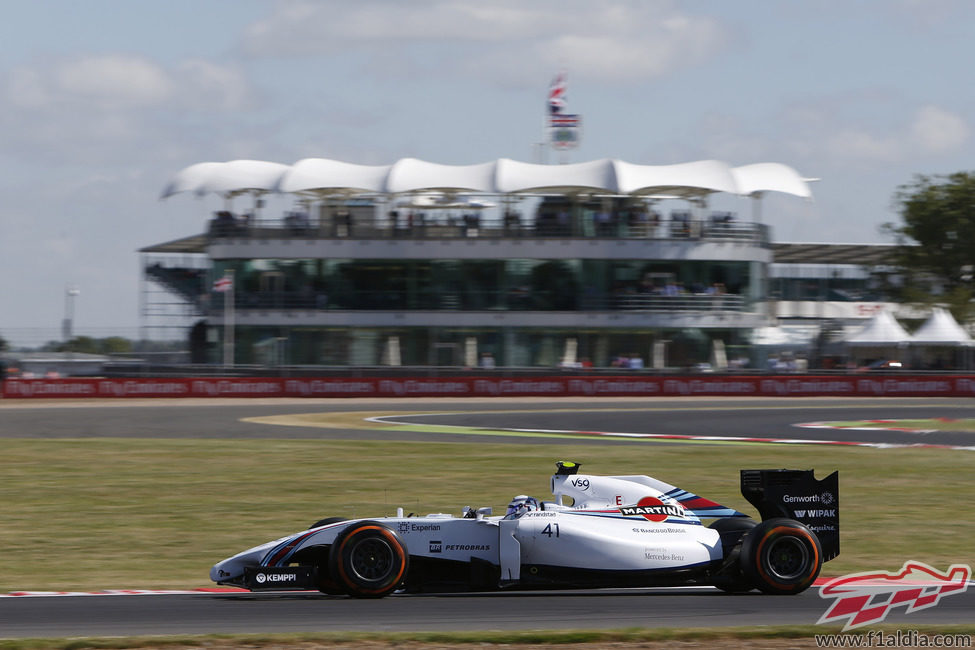 Susie Wolff pilotando en los primeros libres de Silverstone