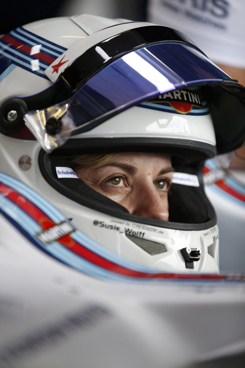 Susie Wolff concentrada a punto de salir a rodar