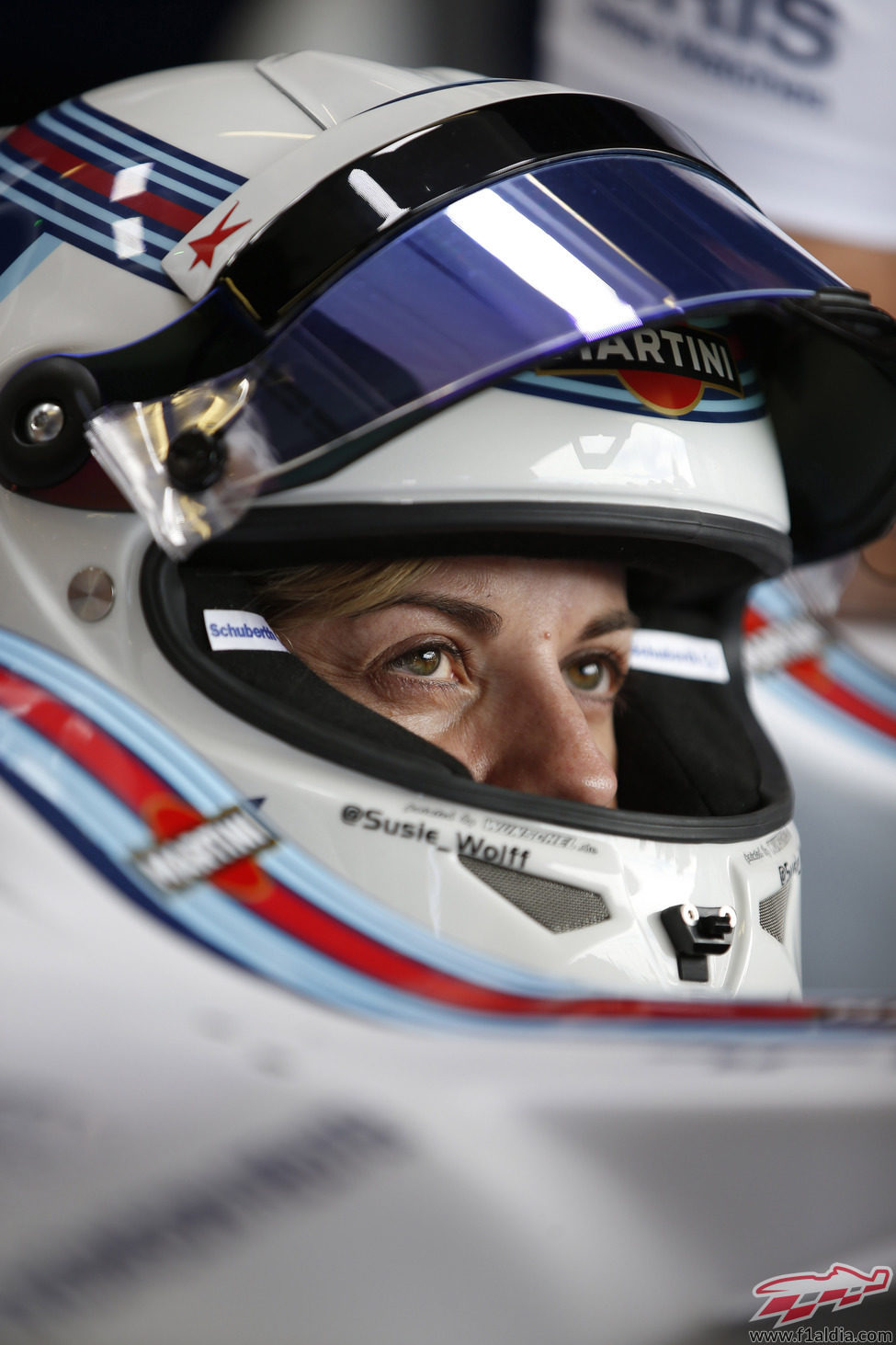 Susie Wolff concentrada a punto de salir a rodar