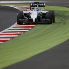 Felipe Massa pisando la hierba artificial