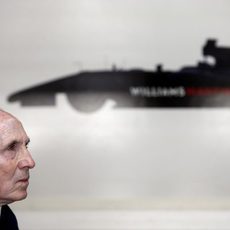 Frank Williams atento a los tiempos de sus pilotos